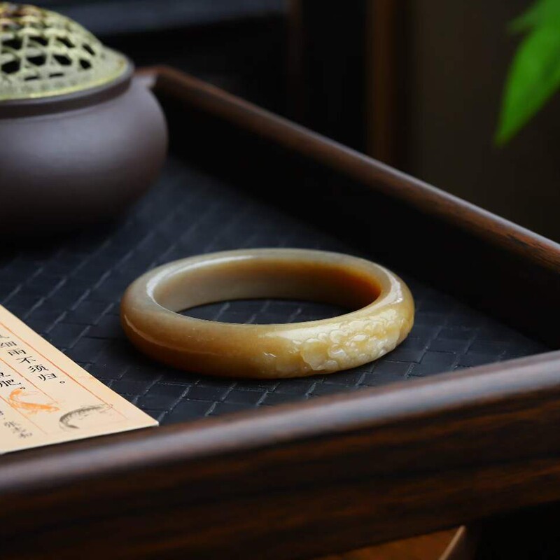玉器工艺品天然新疆和田玉新疆且末料老料俏糖色牡丹花镯附证书