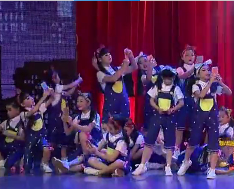 情景剧儿童舞蹈《抬起头》表演服幼儿儿童抬起头手机道具演出服装