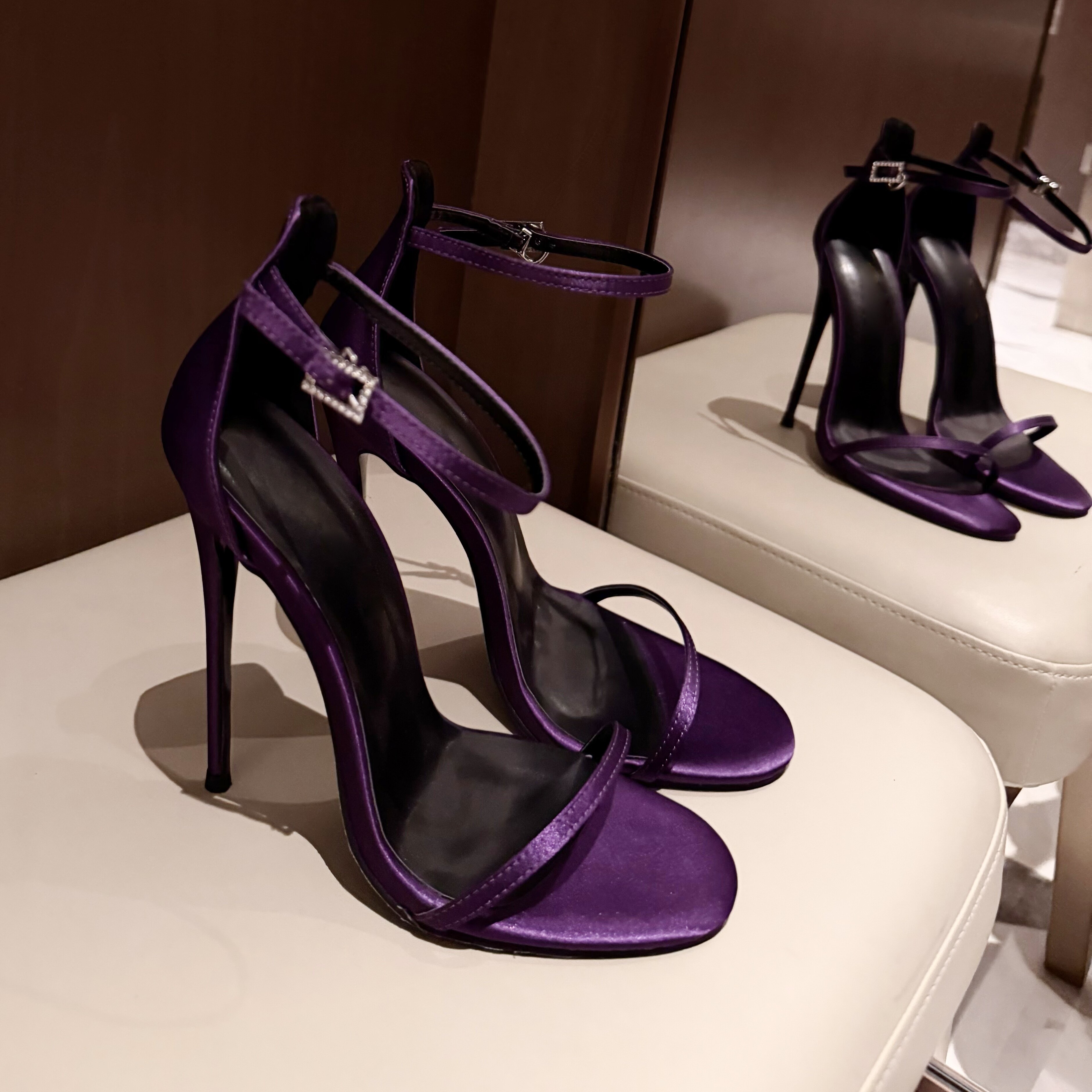 紫色sw一字带高跟凉鞋女2026年新款夏季网红超细跟圆头红底高跟鞋