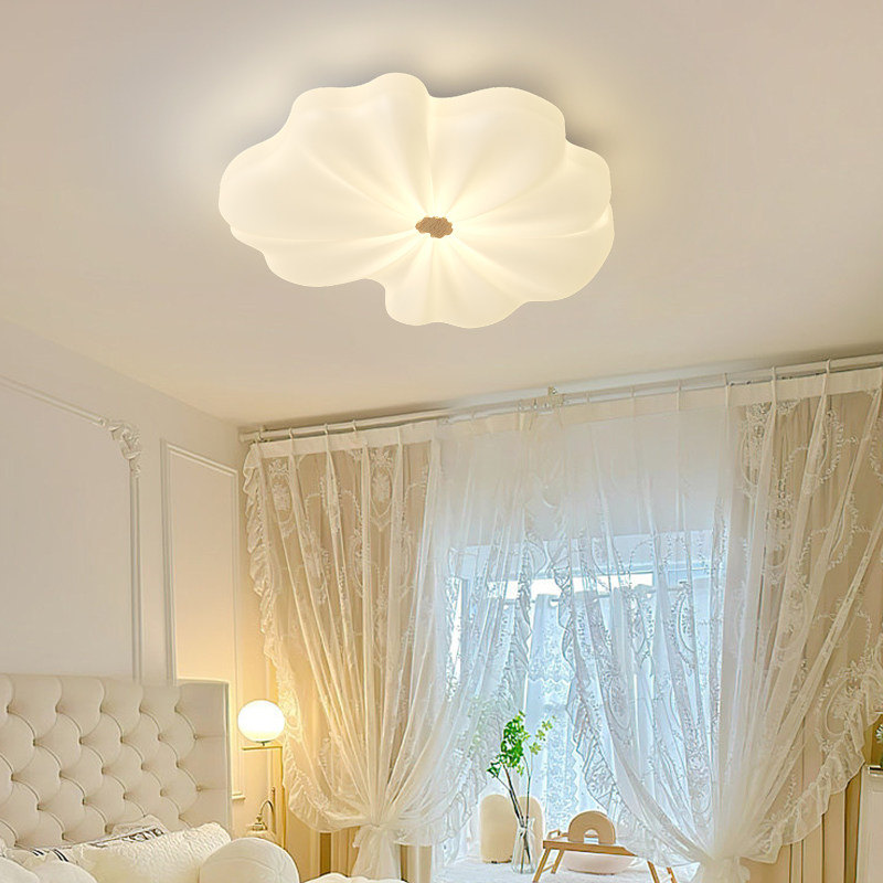 奶油风卧室吸顶灯花瓣主卧室灯温馨可爱儿童房灯中山灯具现代简约