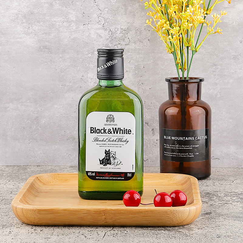 black&white黑白狗调配威士忌苏格兰原装进口洋酒瓶装200ml可乐桶