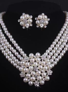 今年流行的珍珠项链新娘