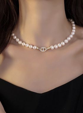 年轻人珍珠项链镶钻猪鼻