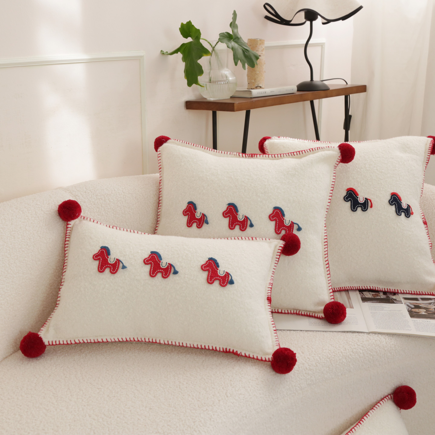 卡通小马图案抱枕新年靠垫