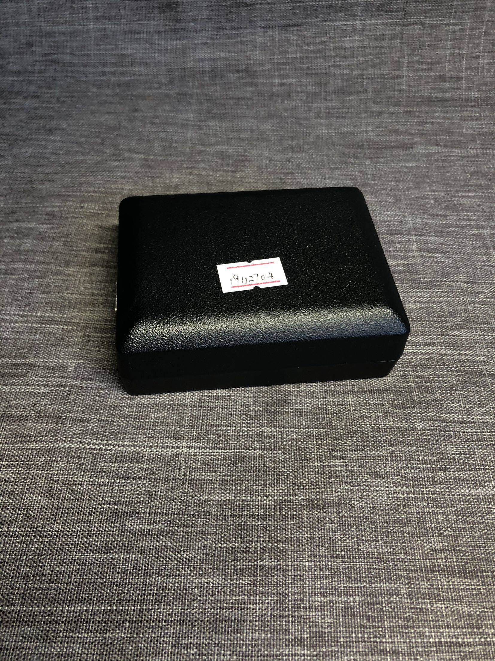 玛瑙纽扣配饰/带有盒子/具体用途未知 有需要的朋友拿吧