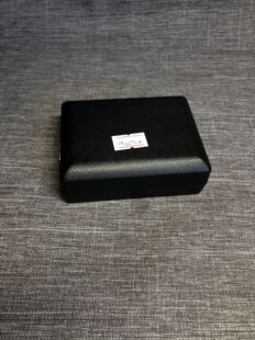 有需要 具体用途未知 朋友拿吧 带有盒子 玛瑙纽扣配饰