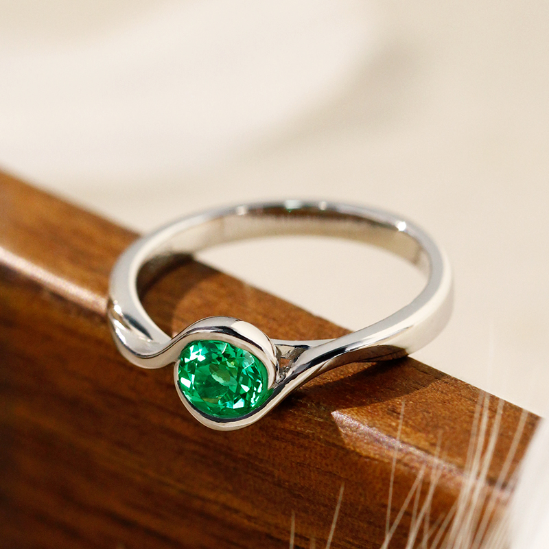 S925银培育圆形祖母绿戒指