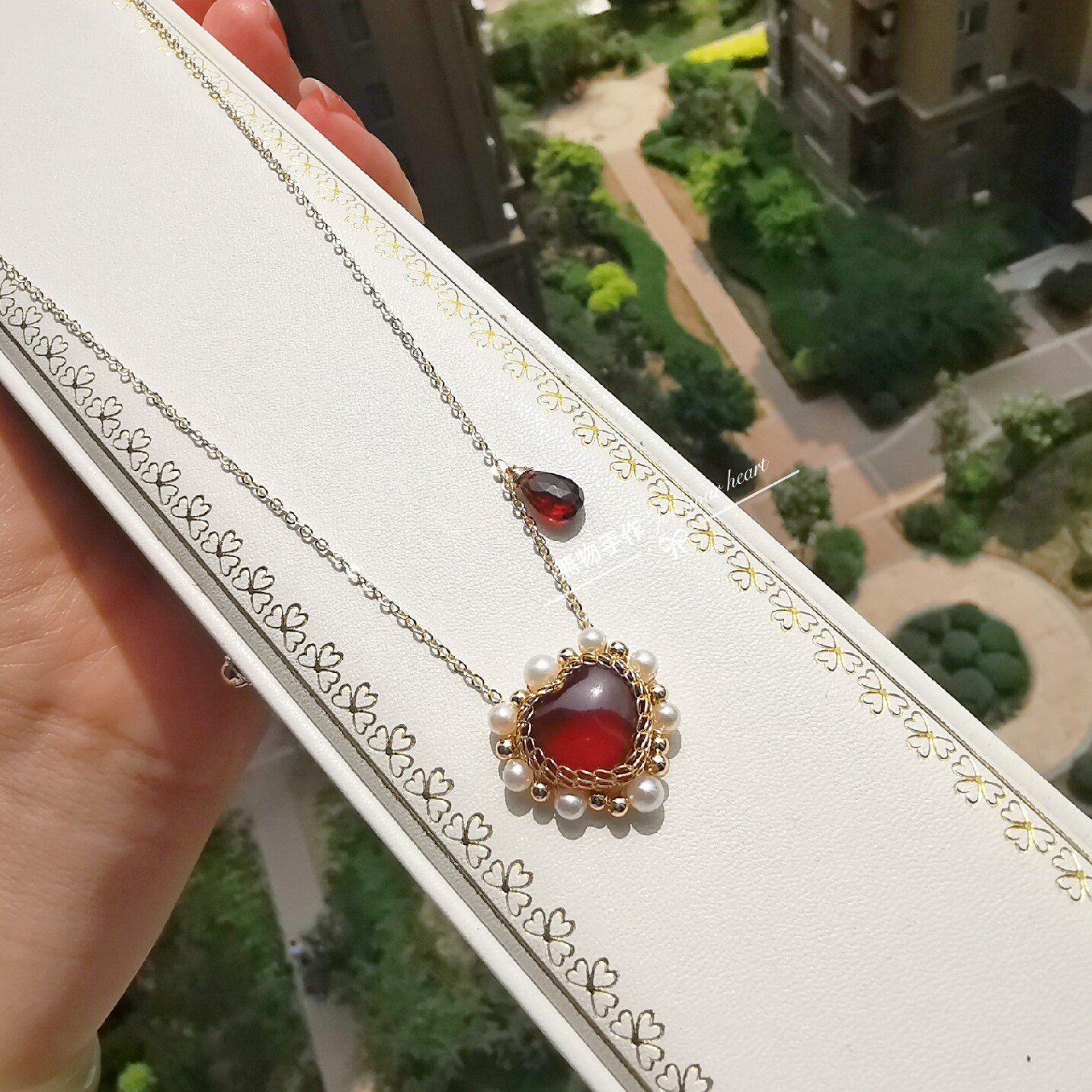 天然爱心形石榴石吊坠珍珠边项链