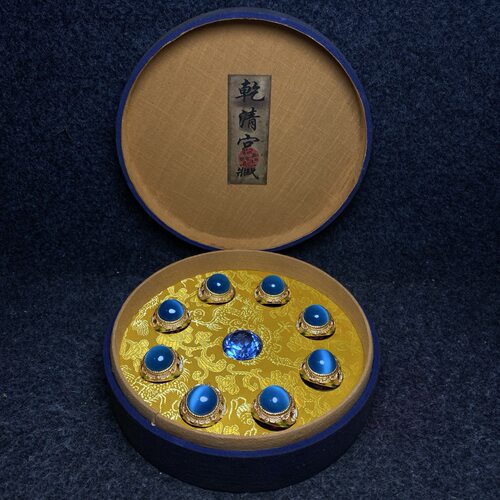 大清乾隆御制刺绣收藏盒内珍藏景泰蓝镶嵌猫眼石戒指和刻工钻石