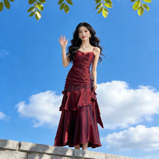 法式御姐风红色晚宴礼服裙吊带连衣裙女收腰荷叶边蛋糕裙度假裙子