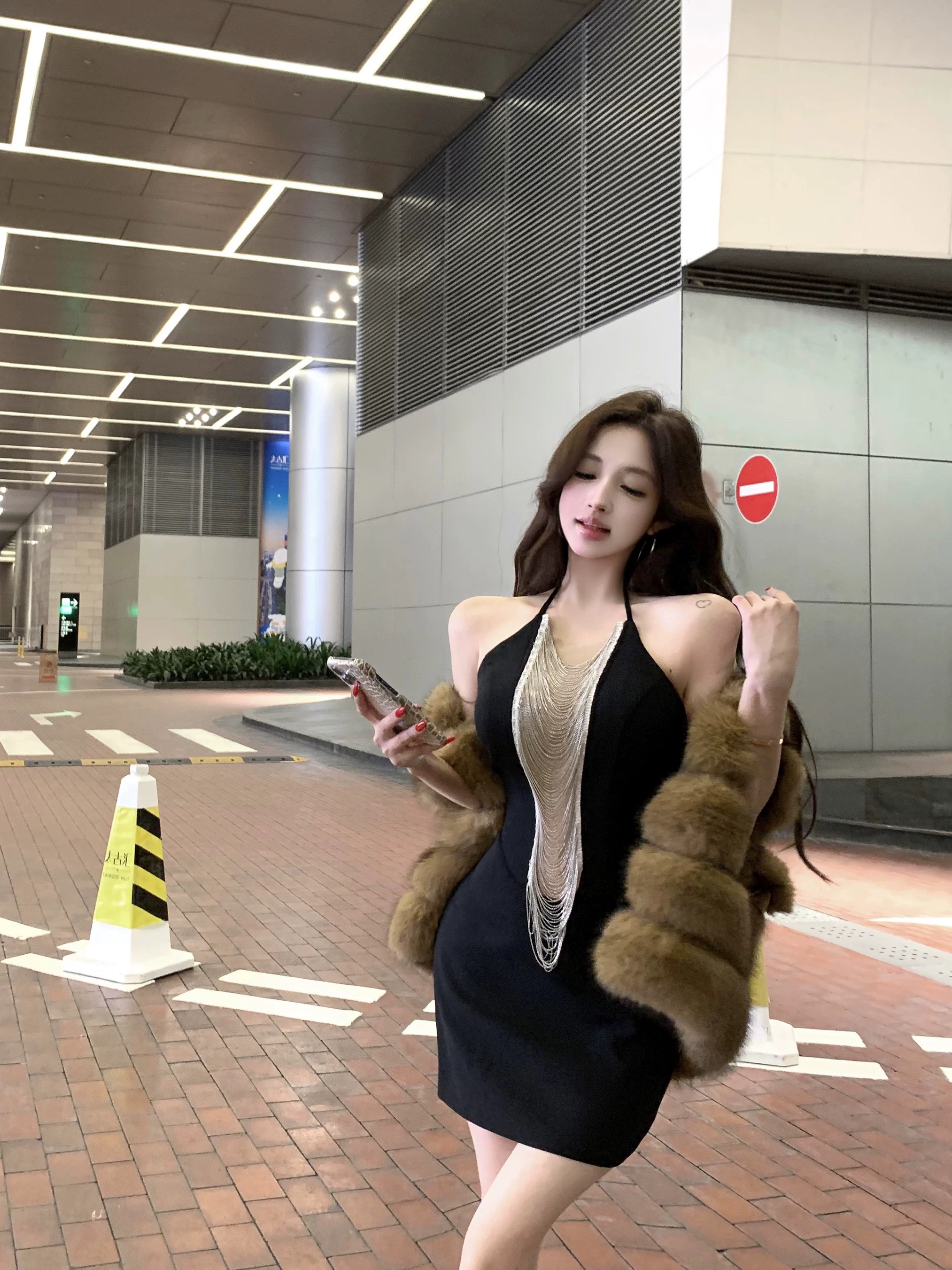 约年会晚宴性感挂脖连衣裙女2025冬季新款名媛拼接包臀裙生日裙子