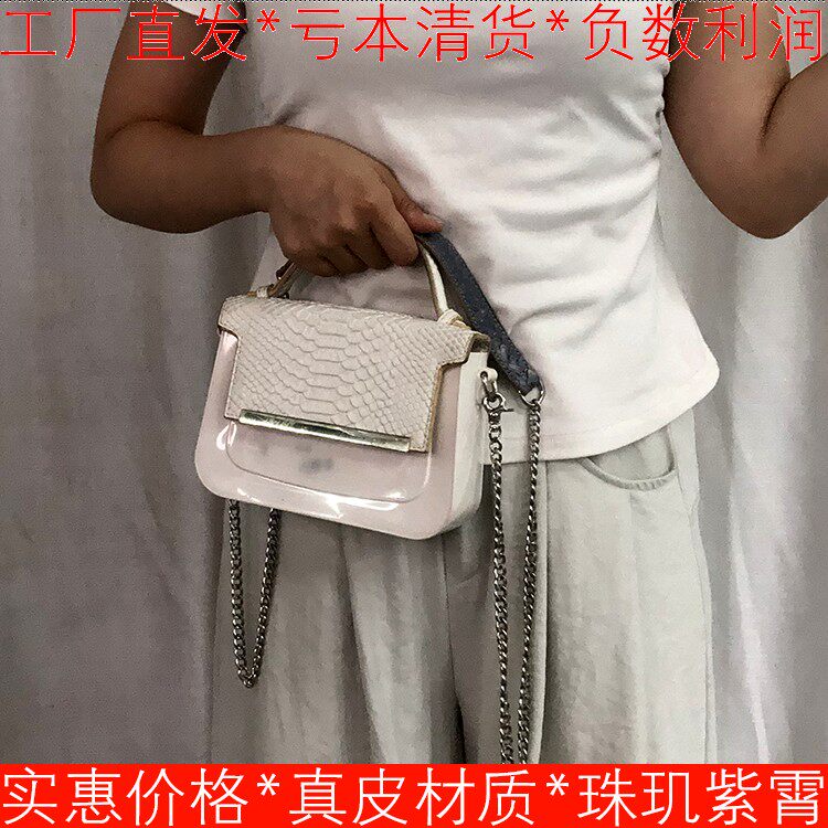 时尚包包女单间斜跨手提金属链白色翻盖磁吸防水信封包MD622107HB
