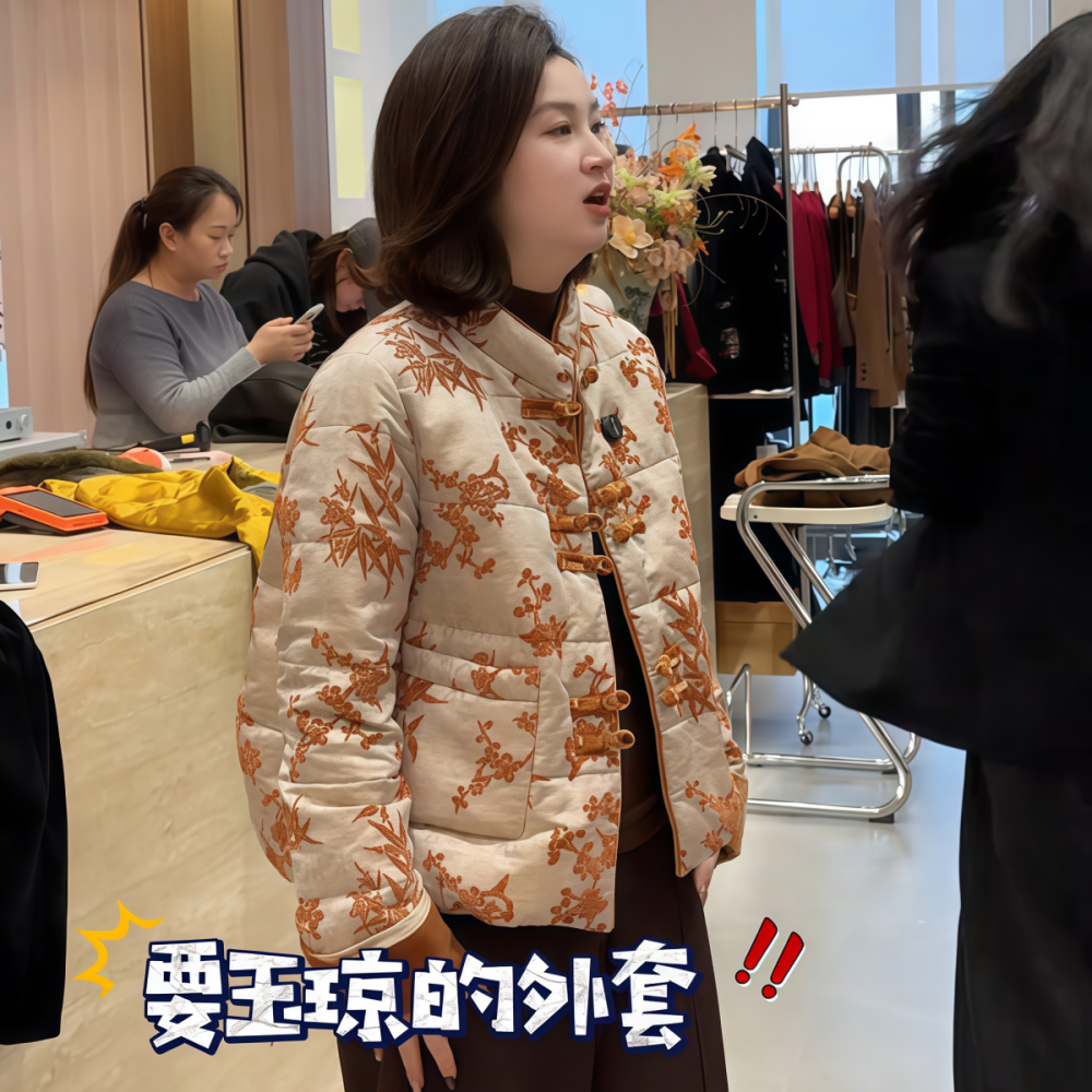 短款米白色盘扣印花羽绒款外套女