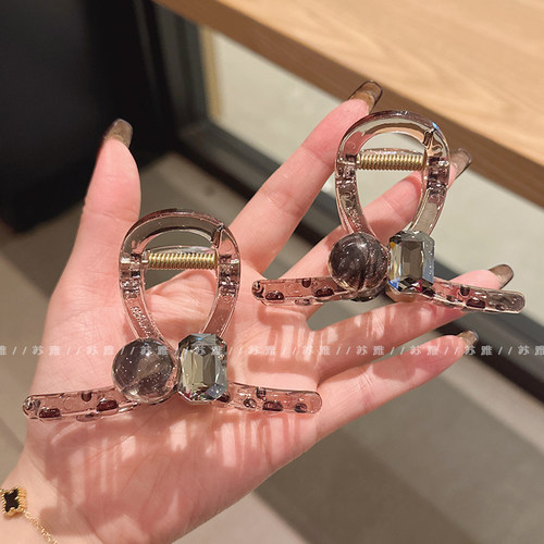高级感灰色晕染球球方钻鲨鱼夹