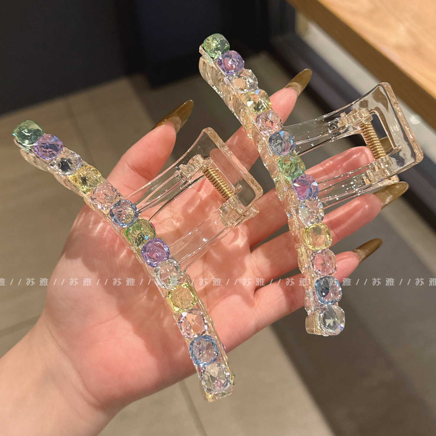 少女心彩色方钻后脑勺盘发鲨鱼夹图片
