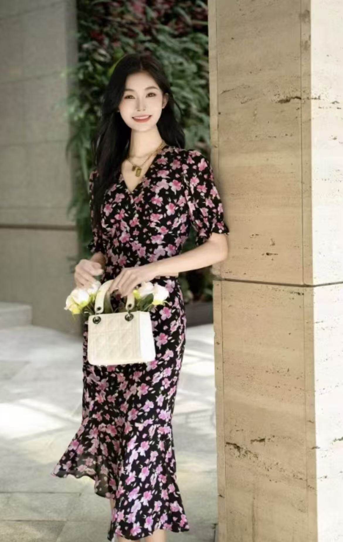 黑底粉花V领泡泡袖两件套 高腰鱼尾半身裙套装 两件套