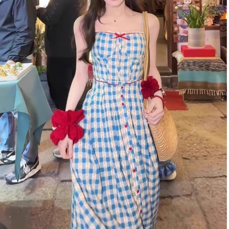港风复古气质蓝色格子连衣裙女装2025夏季新款时尚吊带温柔长裙子