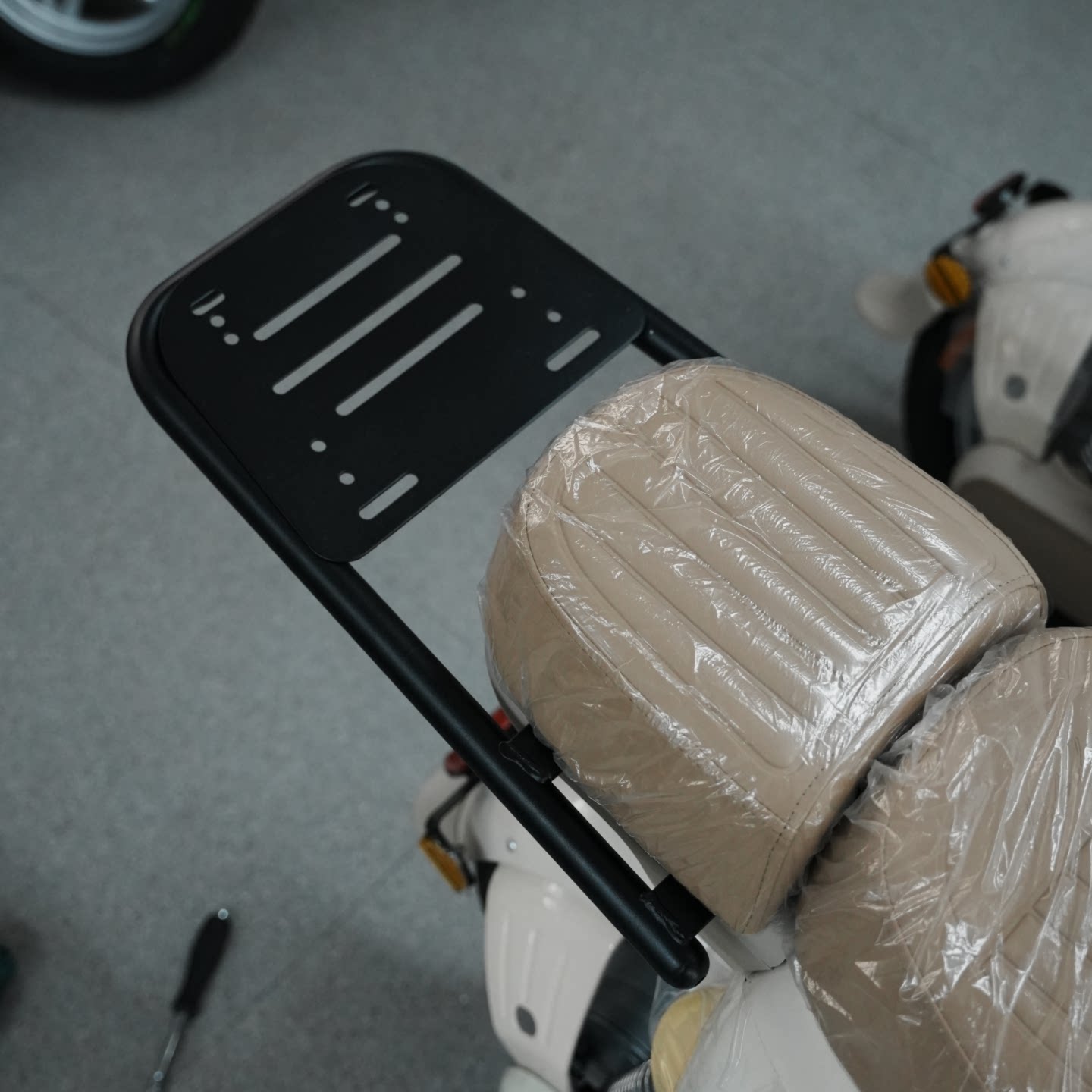 适配26款雅迪G18尾架电动车新国标后备箱外卖尾箱架改装货架配件