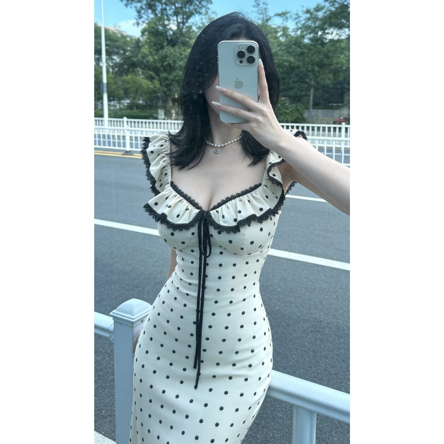 法式白色波点小飞袖吊带连衣裙子女夏季新款收腰包臀长裙