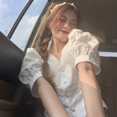 Realistic design short V-neck lace shirt with bubble sleeves