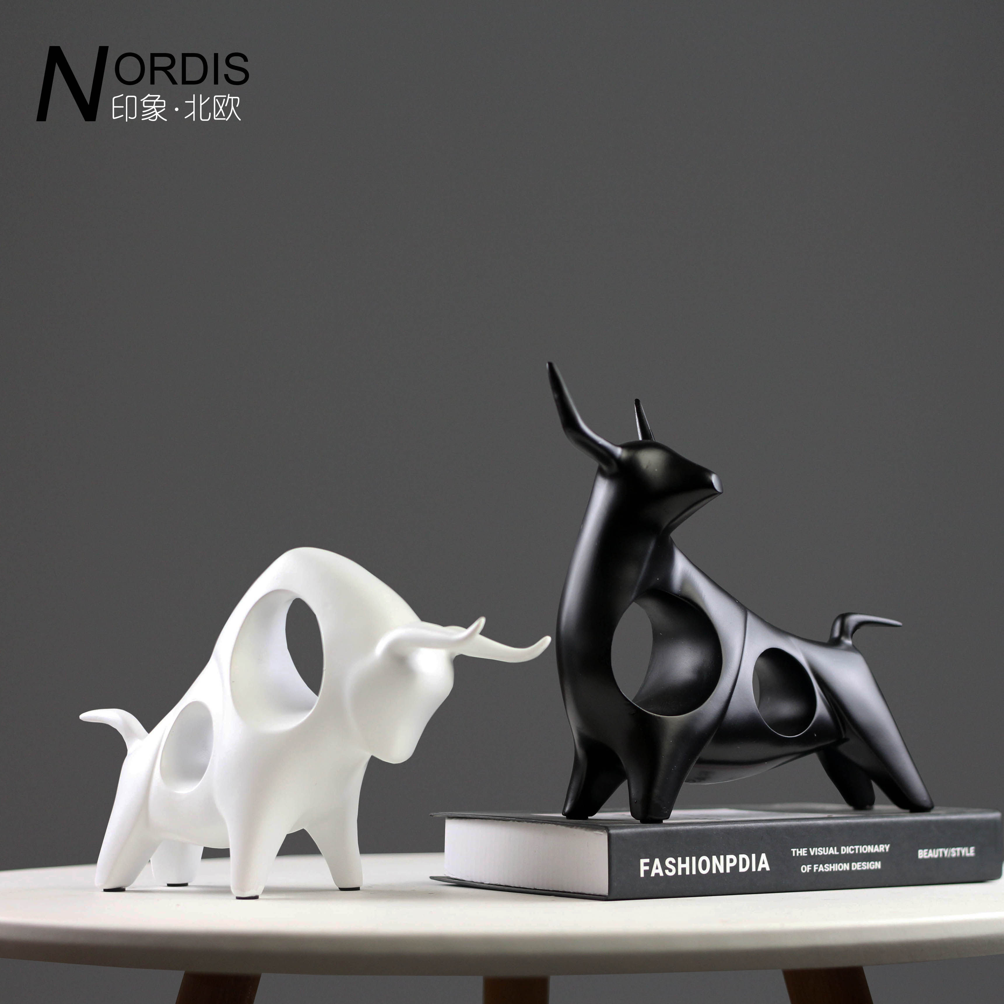 北欧现代简约黑白牛摆件客厅电视柜酒柜书房办公室招财装饰品摆设
