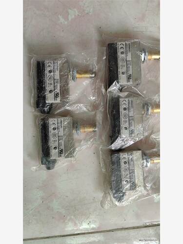 欧姆龙微动限位行程开关D4MC-5020-N ，图片是实物图