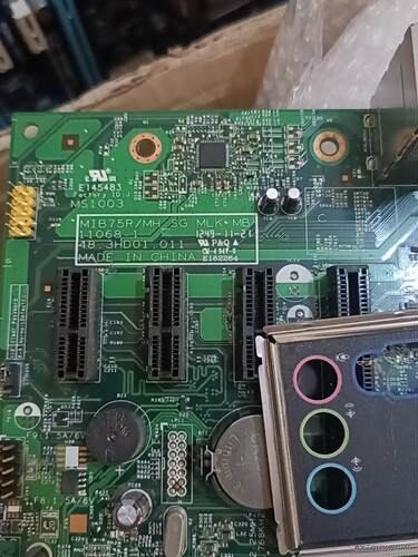 戴尔B75主板，具体型号为MIB75R，挡板及无线网卡在，正