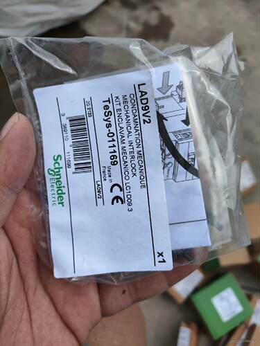 施耐德接触器附件联锁模块LAD9V2 全新的 大概有300个