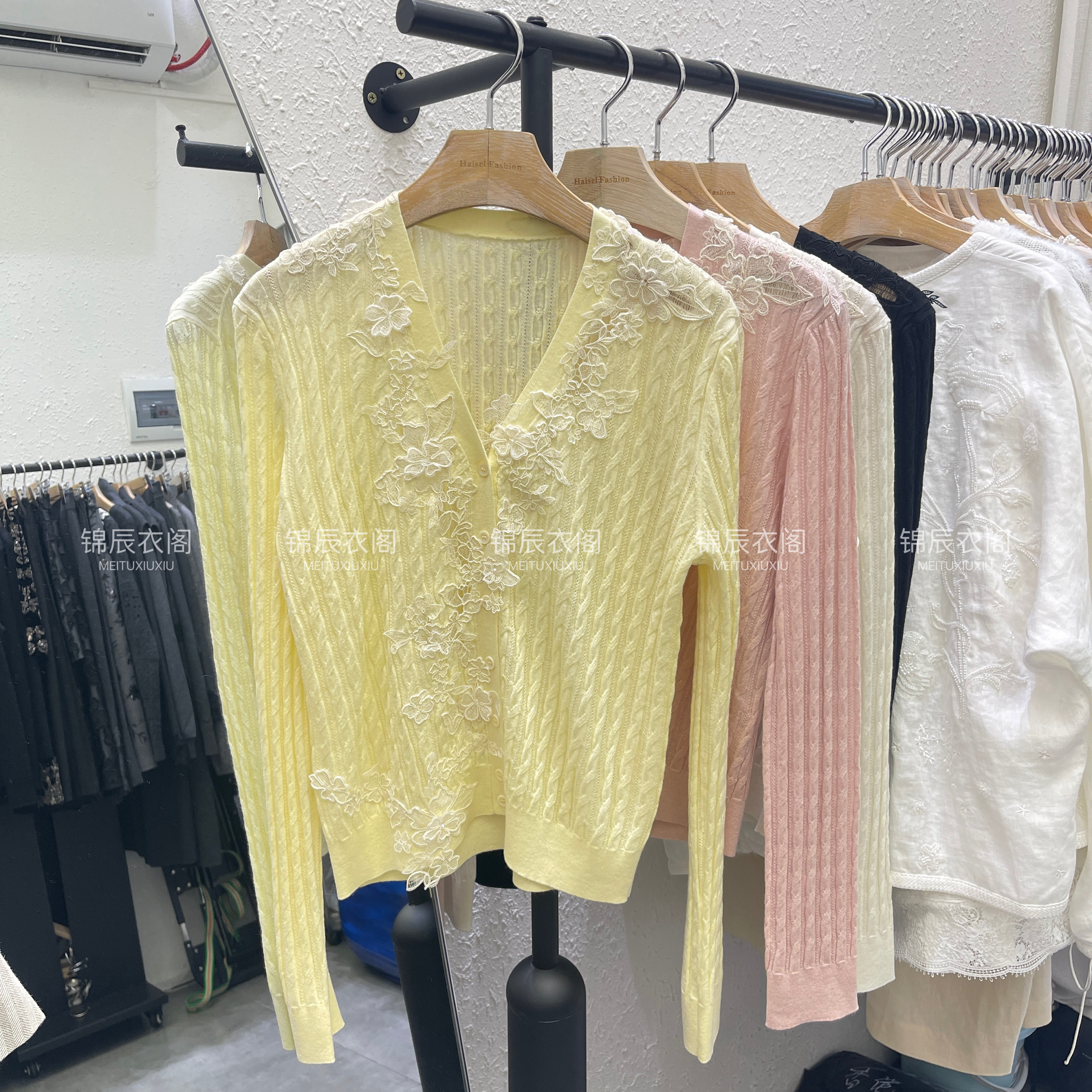 2025秋冬新款女士V领蕾丝拼接开衫立体花朵甜美多巴胺针织上衣女