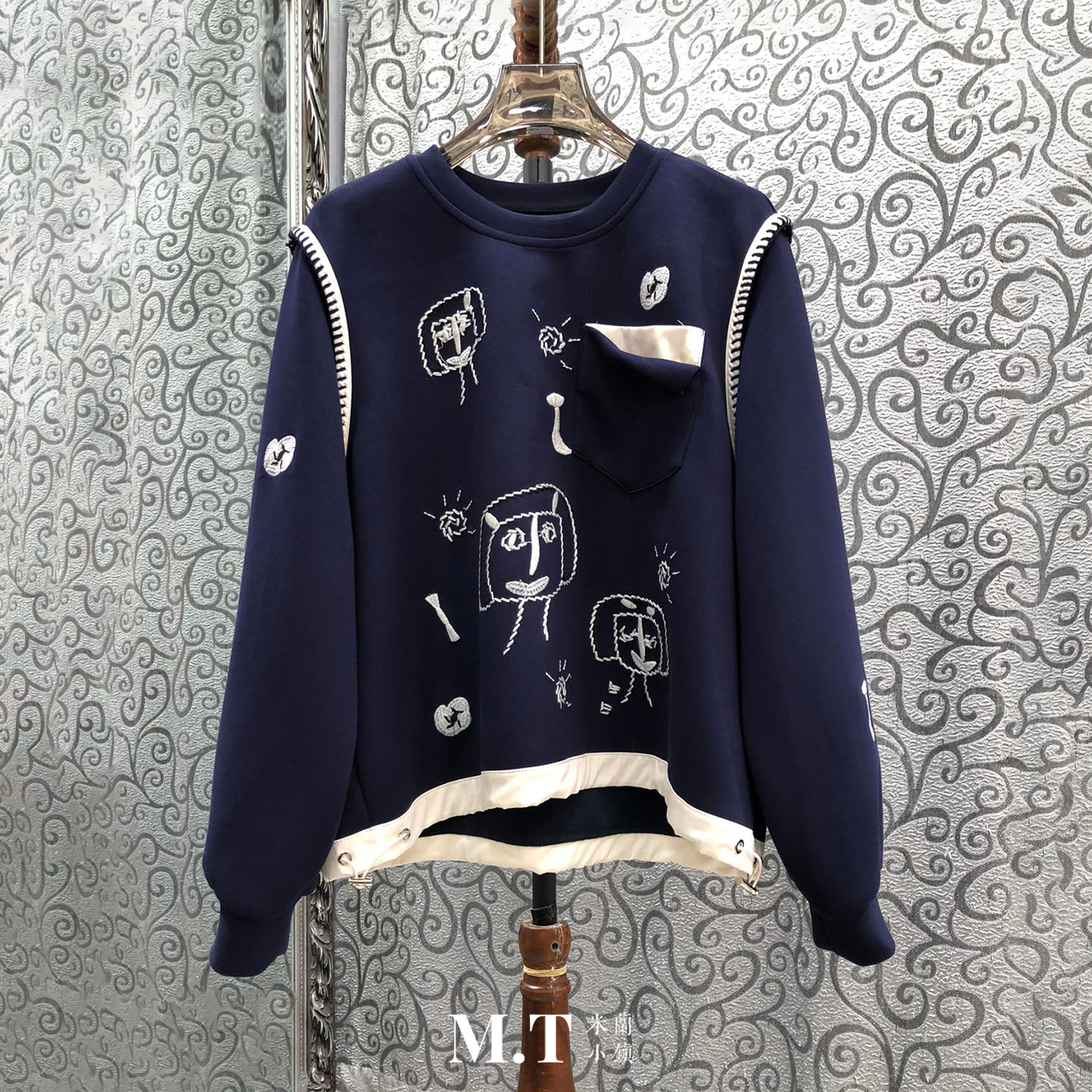 米兰小镇南油高版本刺绣卡通人物头像破口袋肩滚边走线抽绳卫衣K6