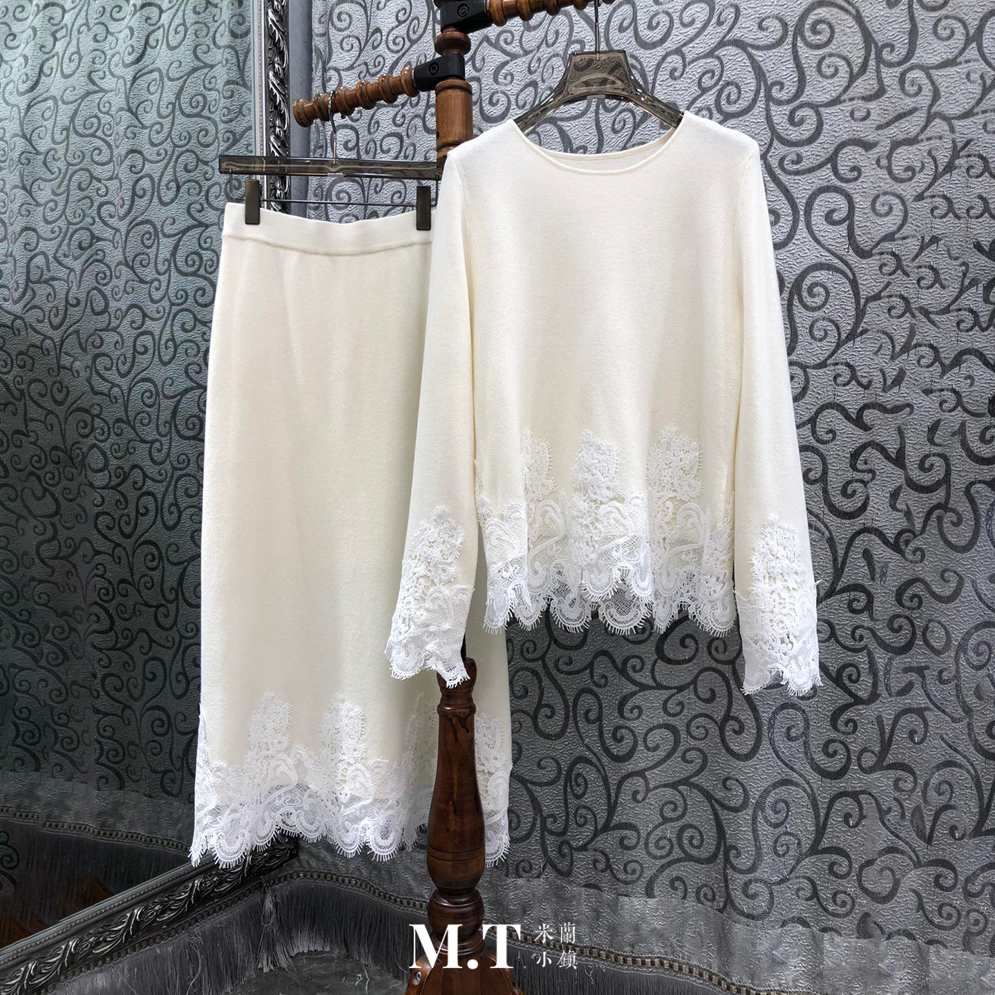 米兰小镇南油高版本温柔风拼接蕾丝长袖羊毛套头毛衣+半裙套装I9