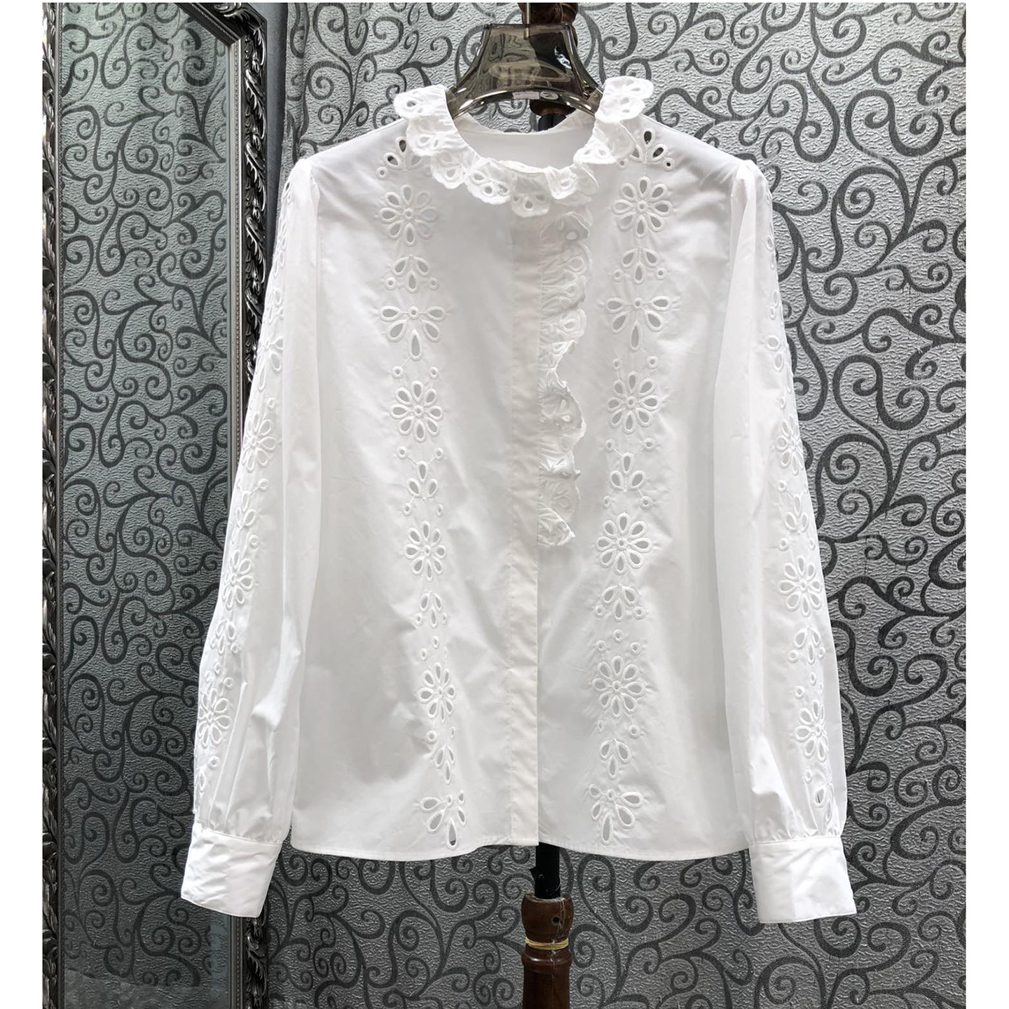 现货特价米兰小镇南油高版端庄柔美荷叶立领镂空刺绣花卉长袖衬衫