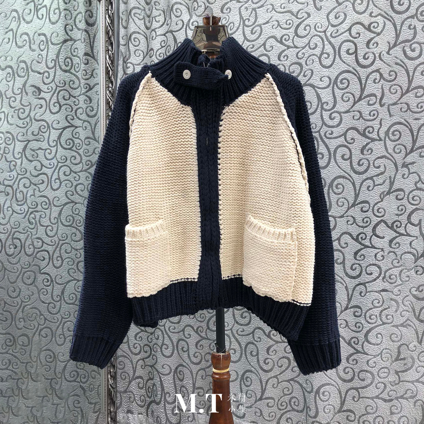 米兰小镇南油版本欧货后背字母撞色粗线棒针立领双口袋针织外套L8