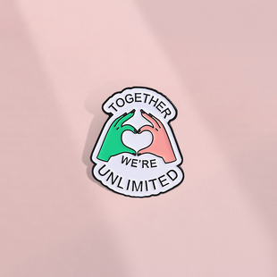 我们一起没有限制胸针个性英文比心胸章金属徽章情侣衣服包包配饰