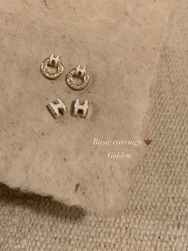 peachtea白色字母H耳钉