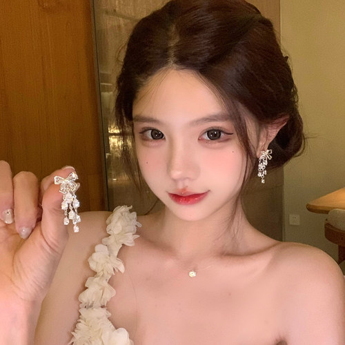 娇嫩千金闪钻蝴蝶结流苏耳环
