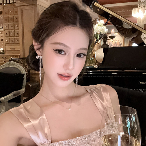 千金丽莎满钻蝴蝶结流苏耳环