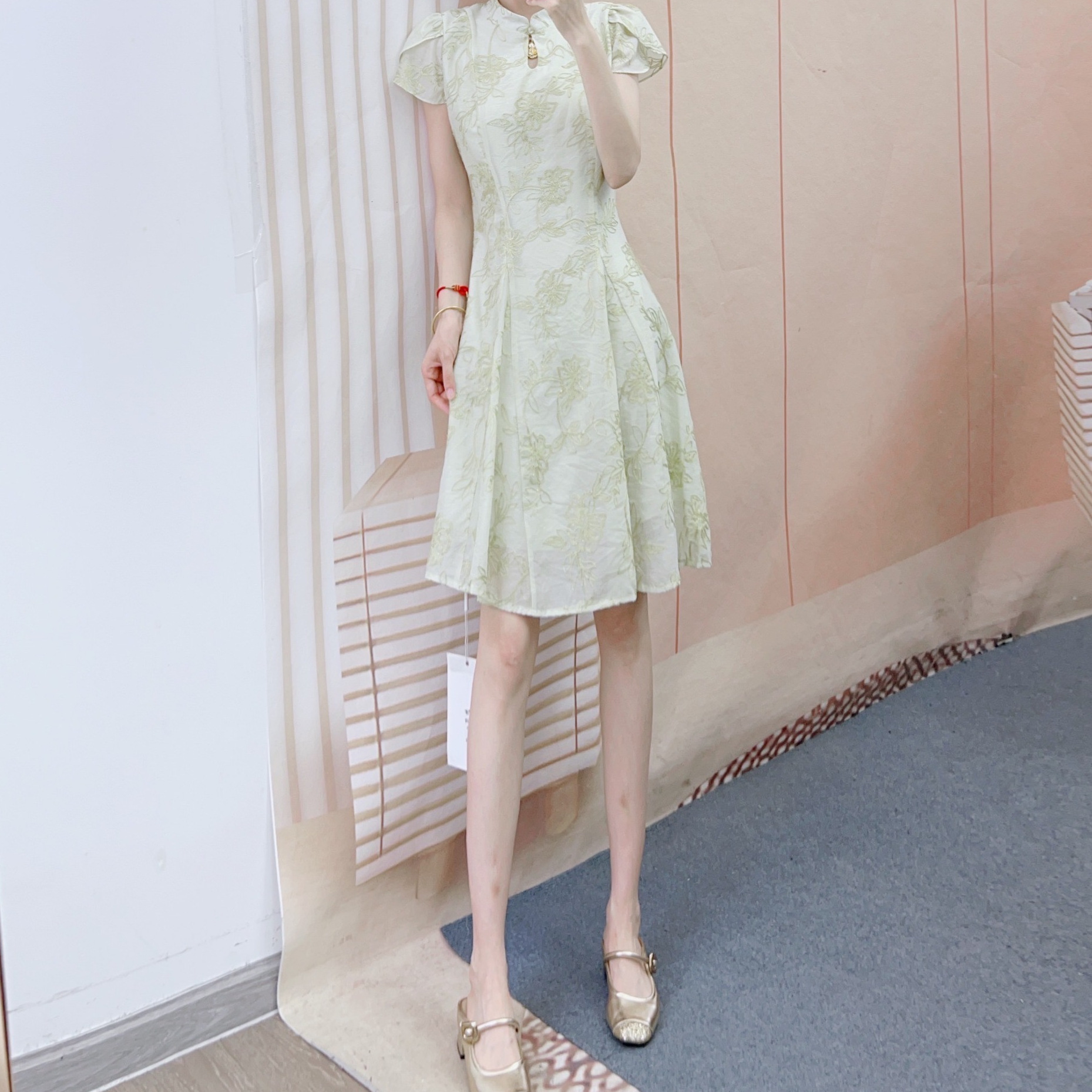 女士专柜品质连衣裙2025夏季新品气质满绣提花小清新短袖显瘦中长