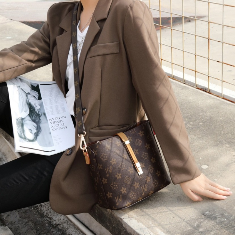 优草坊女包2025新款设计感小众ins轻奢斜挎包时尚简约水桶包小包