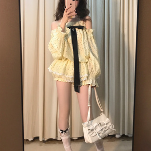 纯欲甜美一字肩波点长袖连衣裙子女秋季法式收腰小个子花苞短裤子