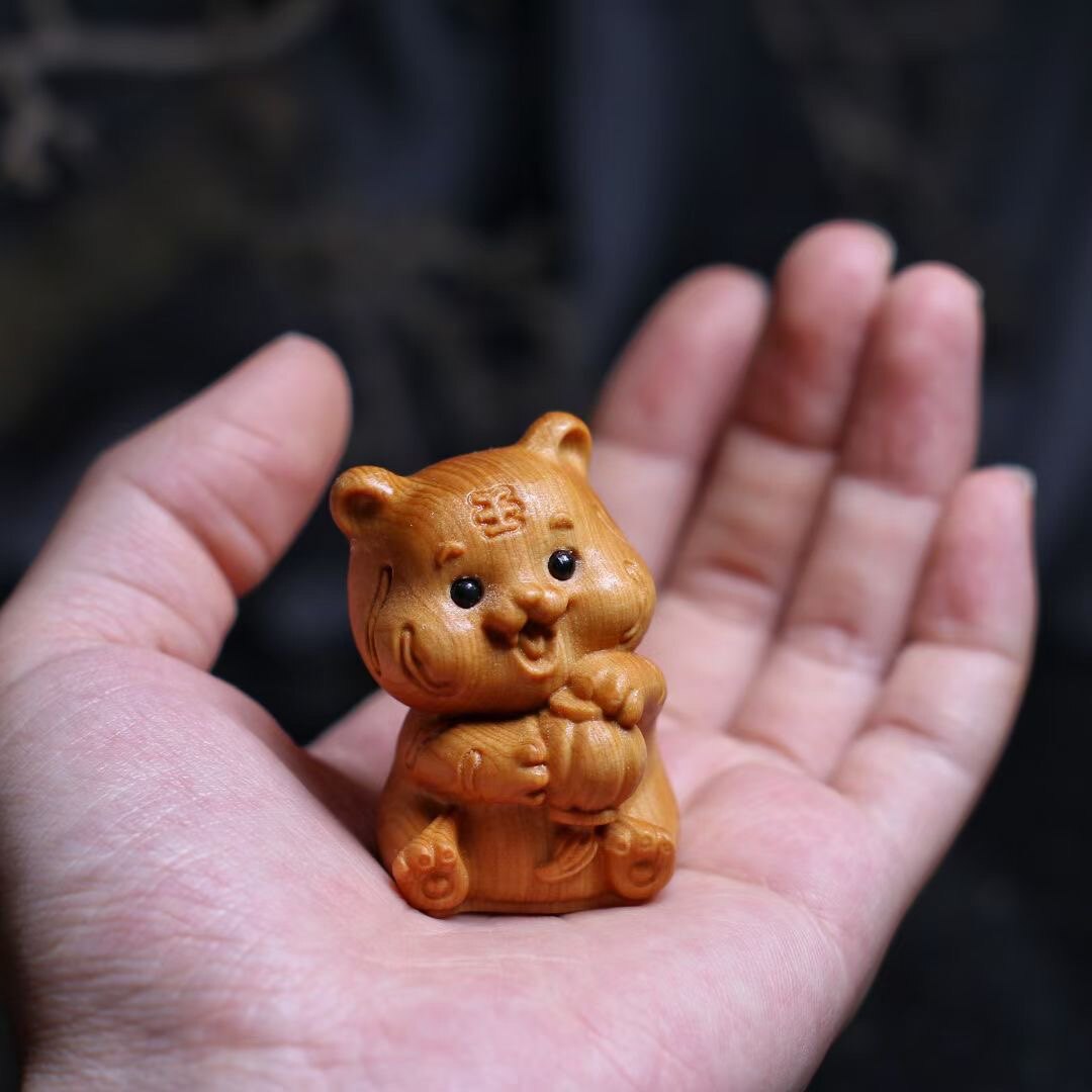 崖柏木雕刻可爱灯笼小老虎把玩件文玩实木动物生肖虎生日礼物摆件
