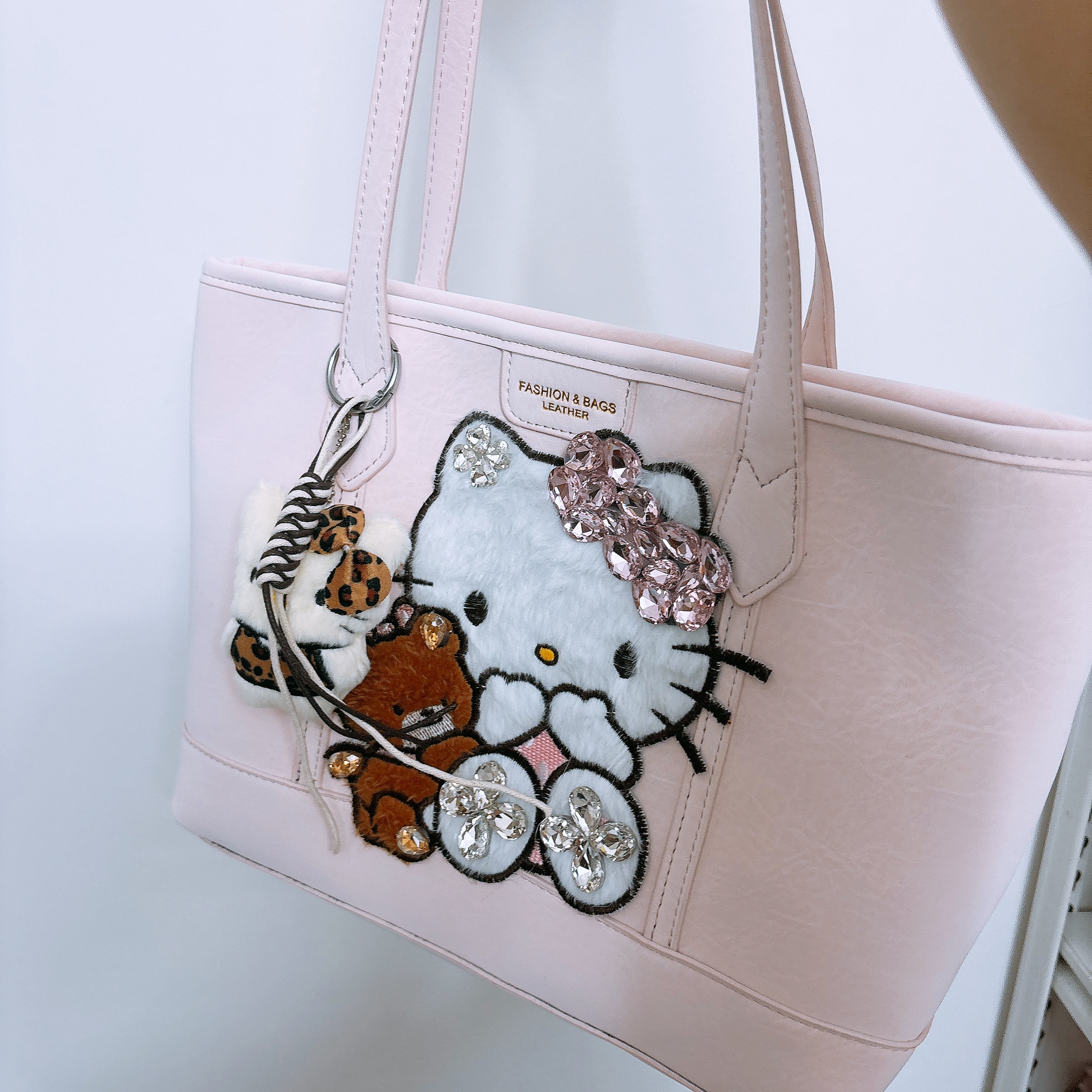 HelloKitty镶钻手提包化妆包收纳包水桶包女生高颜值礼物