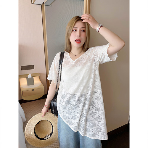 蕾丝衫不规则下摆遮肚腩