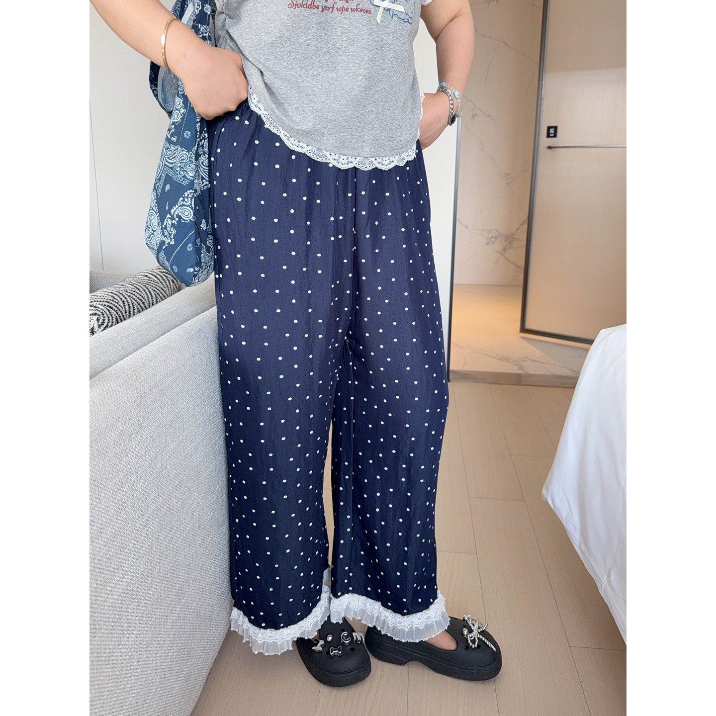 VOGANA戛纳家大码女装减龄纯欲蕾丝边拼接小花高腰显瘦波点直筒裤
