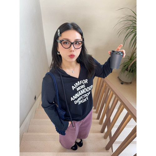 VOGANA戛纳家大码女装美式学院风上衣春收腰显瘦V领连帽长袖t恤