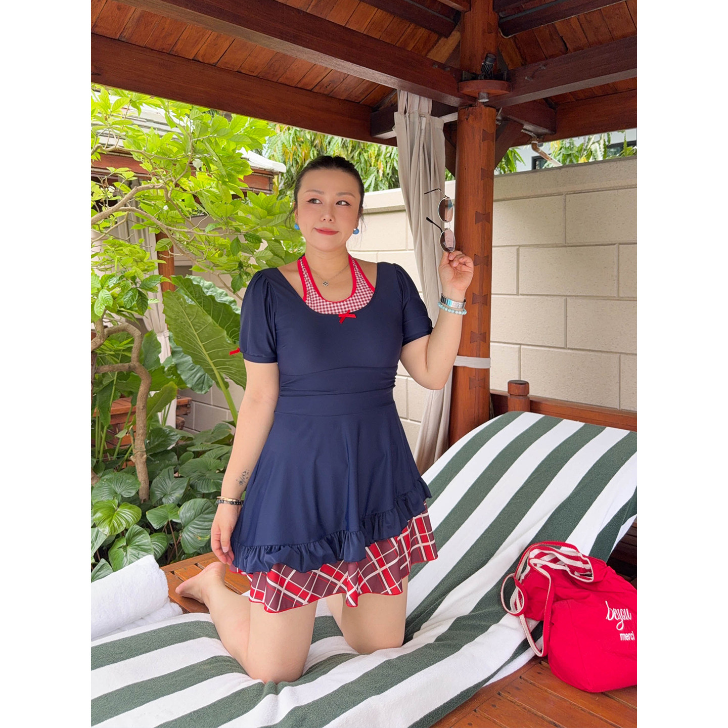 VOGANA戛纳家大码女装减龄度假带胸垫连体式防走光假两件拼接泳衣