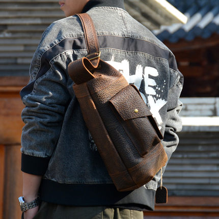 原创新款疯马皮男士胸包大容量背包复古单肩挎包真皮男包登山包男