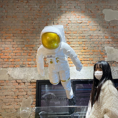 卡通太空人悬吊太空人雕塑酒吧KTV样品屋展示中心店铺壁挂装饰轻