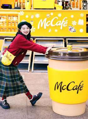 网红McCafe咖啡杯玻璃钢雕塑麦当劳快闪店装饰打卡摆件咖啡厅门口