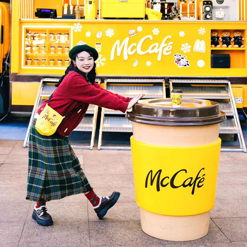 网红McCafe咖啡杯玻璃钢雕塑麦当劳快闪店装饰打卡摆件咖啡厅门口